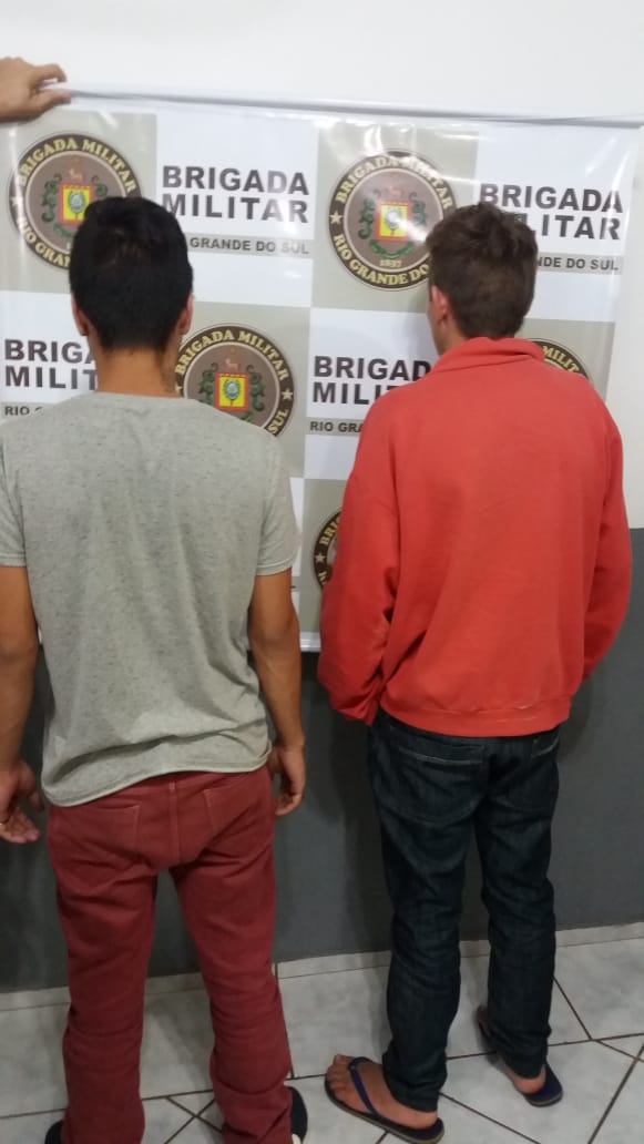 A Brigada Militar recebeu denúncia no dia 14 de março de 2019 de que dois indivíduos em uma motocicleta verde teriam vindo buscar drogas em São Luiz Gonzaga para revender […]