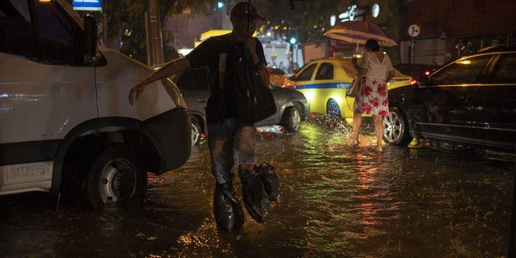 Sirenes foram acionadas em comunidades para alertar sobre o risco de desabamentos e desmoronamentos Ao menos três pessoas morreram por causa do temporal que atingiu o Rio de Janeiro na […]