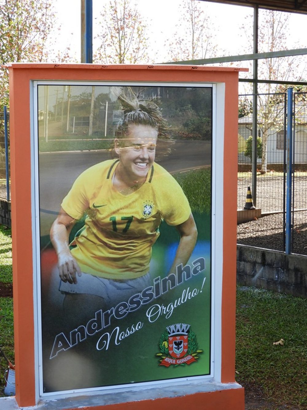 Está em fase de conclusão o monumento construído no trevo de acesso ao município de Roque Gonzales em homenagem à jogadora de futebol Andresa Machry, a Andressinha, titular da Seleção […]