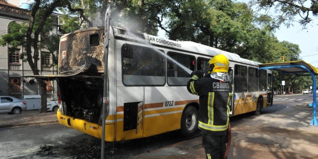 Coletivo ficou parado na rua José Bonifácio Um ônibus da linha T5, da Carris, pegou fogo na manhã desta terça-feira em Porto Alegre. Segundo informações iniciais da Empresa Pública de […]