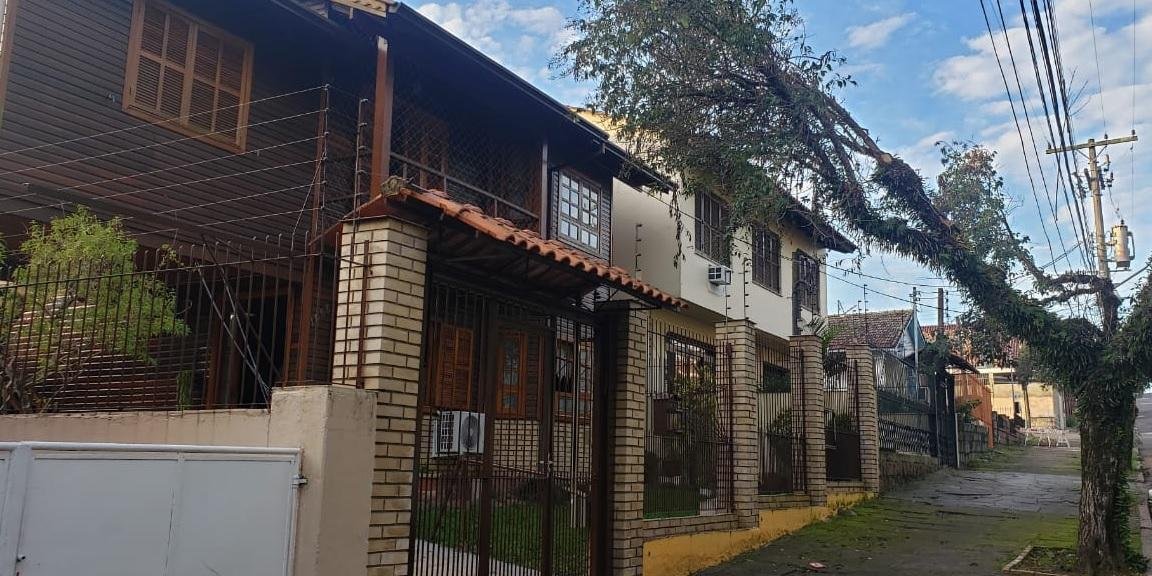 Criminosos armados e encapuzados roubaram joias, dinheiro e o carro das vítimas Uma família foi feita refém no final da madrugada desta segunda-feira por quatro homens que invadiram uma casa […]