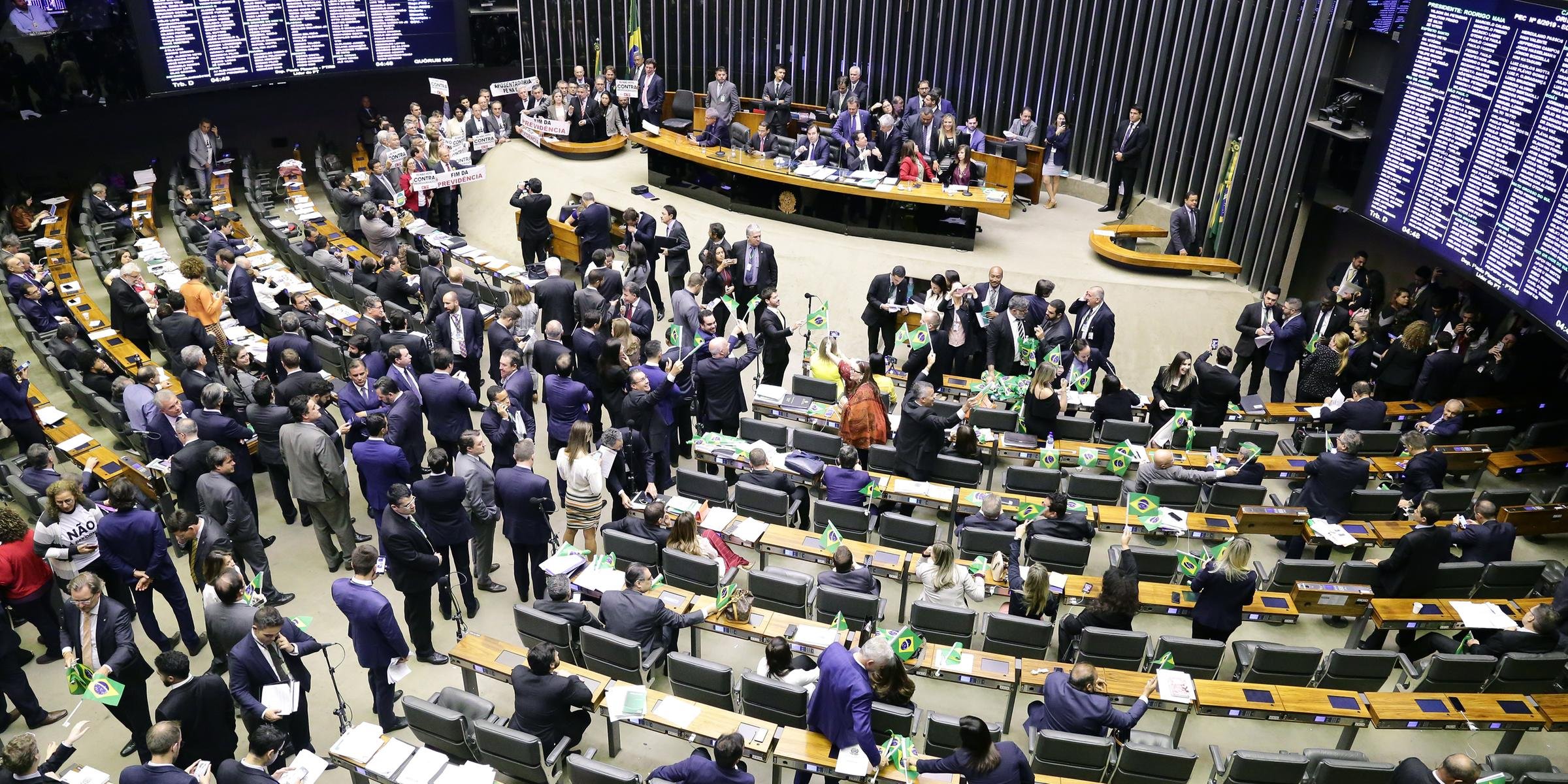 No primeiro turno, placar foi de 379 parlamentares a favor, acima da expectativa do governo A Câmara dos Deputados aprovou em primeiro turno, nesta quarta-feira, a Proposta de Emenda à […]