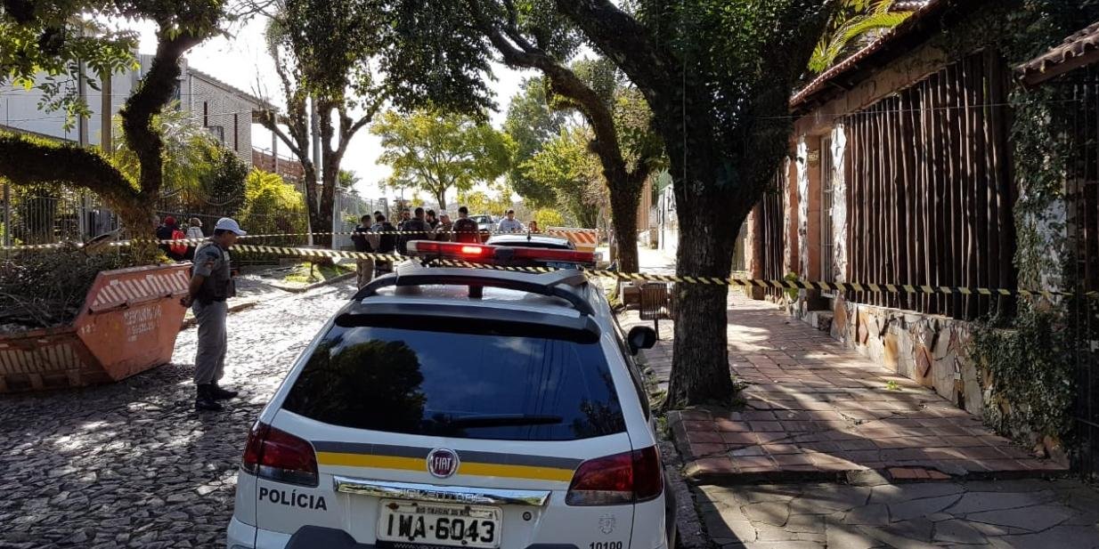 Crime ocorreu na rua Doutor Affonso Sanmartin, no bairro Jardim do Salso Um policial militar à paisana, recém formado, foi alvo de uma tentativa de assalto na manhã desta segunda-feira […]