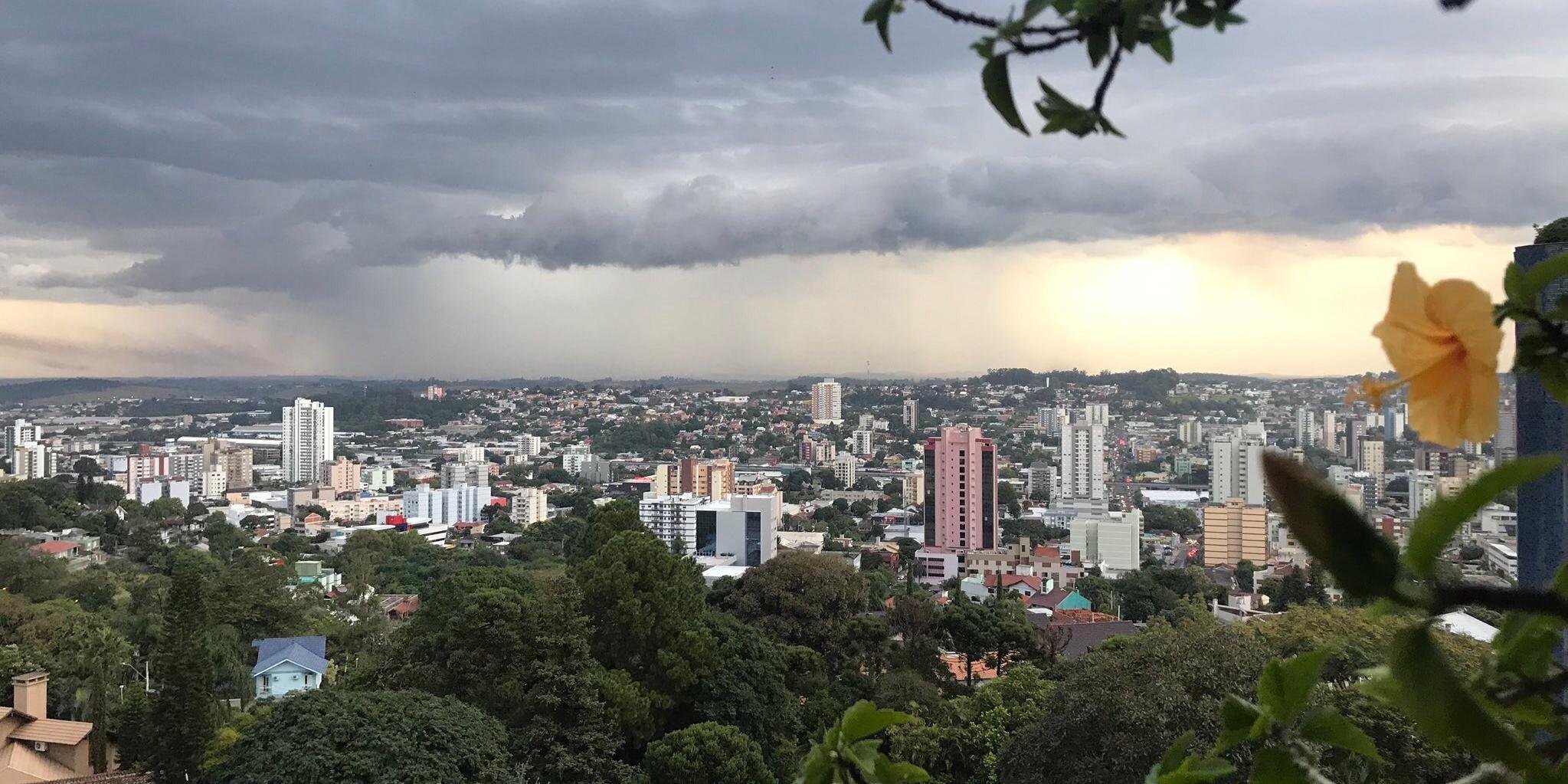 Chuva deve atingir boa parte do Estado ao longo do dia, e máximas podem chegar perto dos 30°C, antes de chegada de frente fria Uma frente fria muda radicalmente o […]