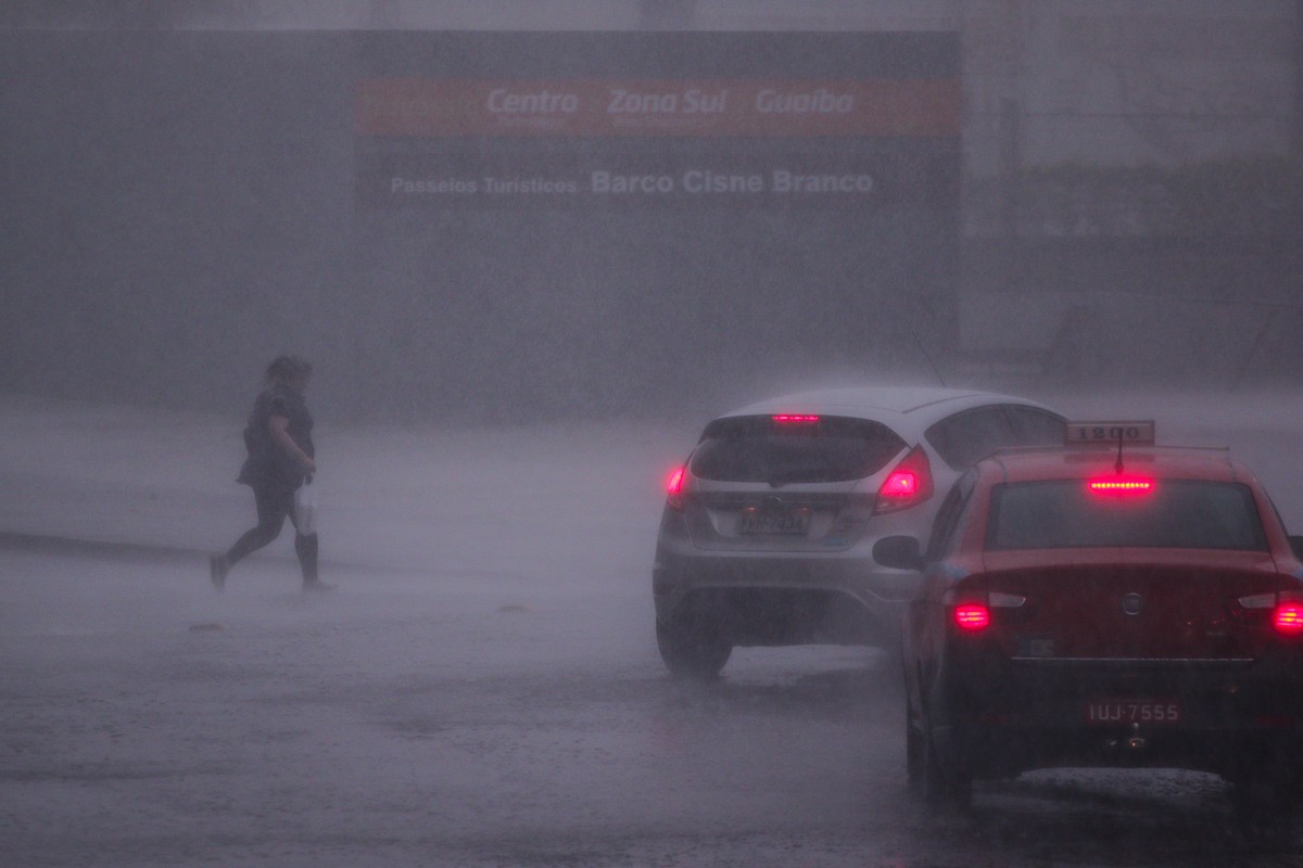 Frente fria avança pelo estado, espalhando chuvas, que devem ser mais intensos na Região Sul. Depois de um início de semana quente, temperaturas ficam amenas. Após uma segunda-feira quente e uma […]