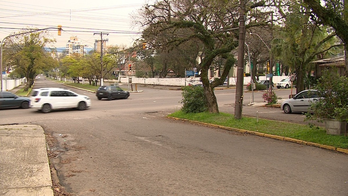 Polícia investiga os casos e diz que não há indício preliminar de ligação entre ambos. Primeira vítima, de 27 anos, foi morta a tiros em uma esquina da cidade. A […]