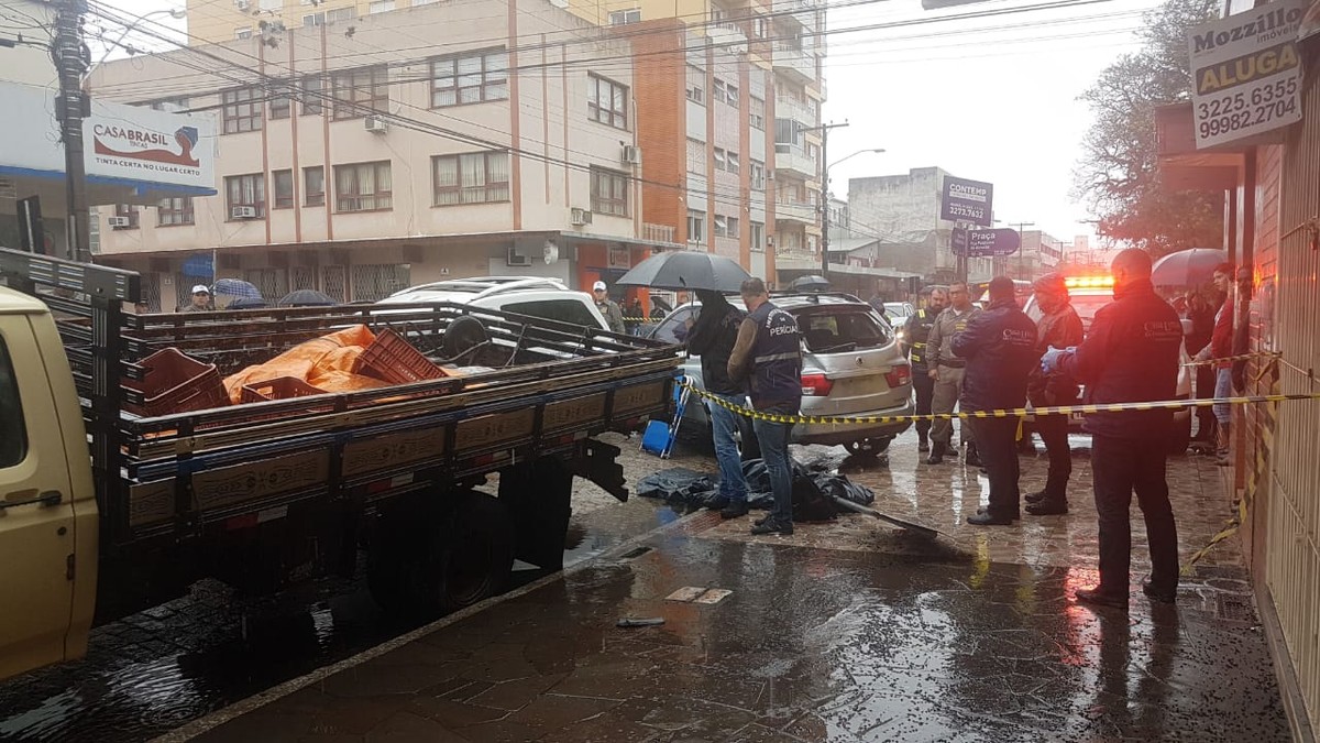 Dois carros bateram em um cruzamento no Centro da cidade, e um dos veículos acabou atingindo a vítima. Segundo a Polícia Civil, Daniele Rocha Bacelo era de Santa Vitória do […]