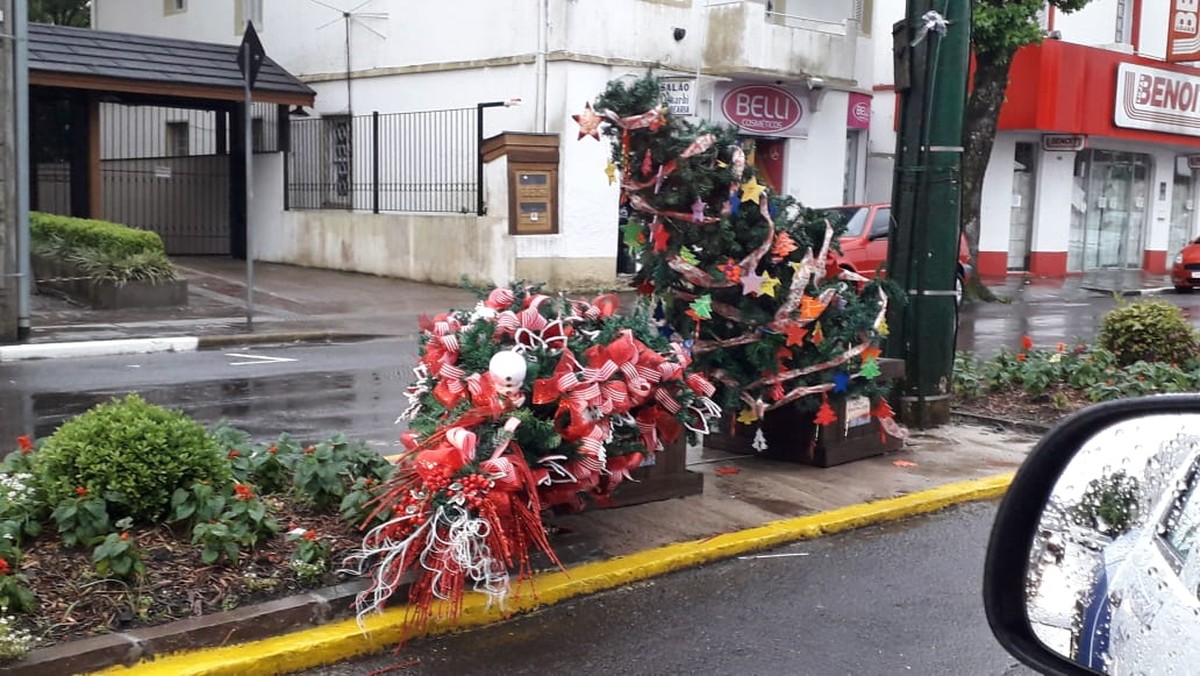 Em Santa Maria, chuva derrubou parte de ponte na Vila Renascença. Na Serra, decoração de Natal foi danificada. Segundo Defesa Civil, 13 cidades registraram estragos. O mau tempo provocou estragos no interior […]