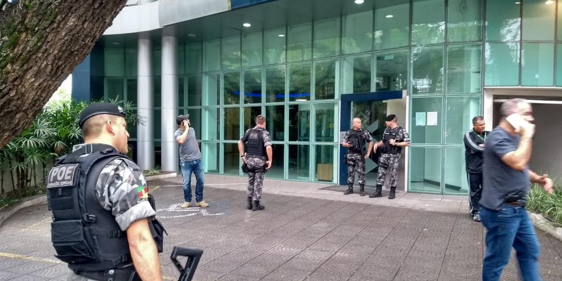 Vizinhos chegaram acionar a Brigada Militar e a Polícia Civil, mas suspeitos conseguiram fugir do local Uma agência do Banco do Brasil foi arrombada por quatro criminosos encapuzados na tarde […]