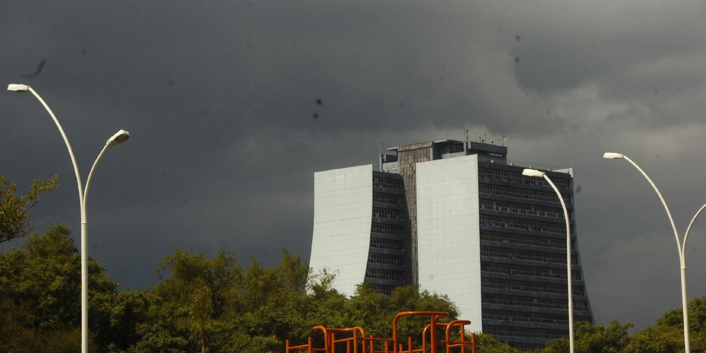 A circulação de umidade de ar permanece e, com isso, o céu segue nublado em boa parte do Rio Grande do Sul neste sábado. Pode haver, ainda, períodos de chuvas […]