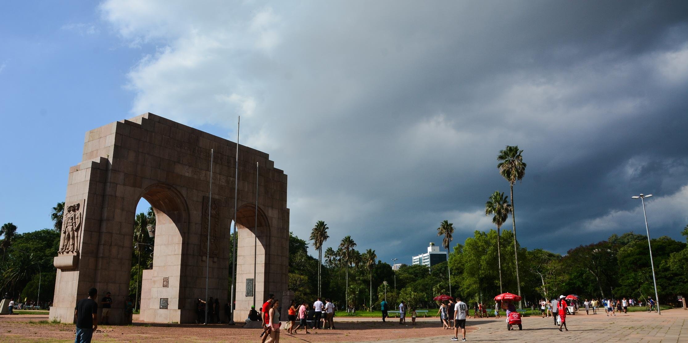 Dia será abafado, e Porto Alegre pode ter chuva O dia será marcado por muitas nuvens em Porto Alegre nesta terça-feira. O sol até pode aparecer em meio à nebulosidade, […]