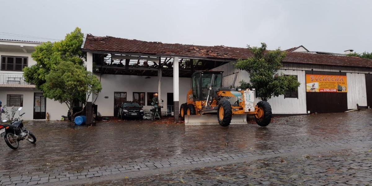 A chuva acompanhada de vento forte também causou estragos em alguns municípios da região Centro Serra A chuva na tarde do último dia de 2019 aliviou o forte calor na […]