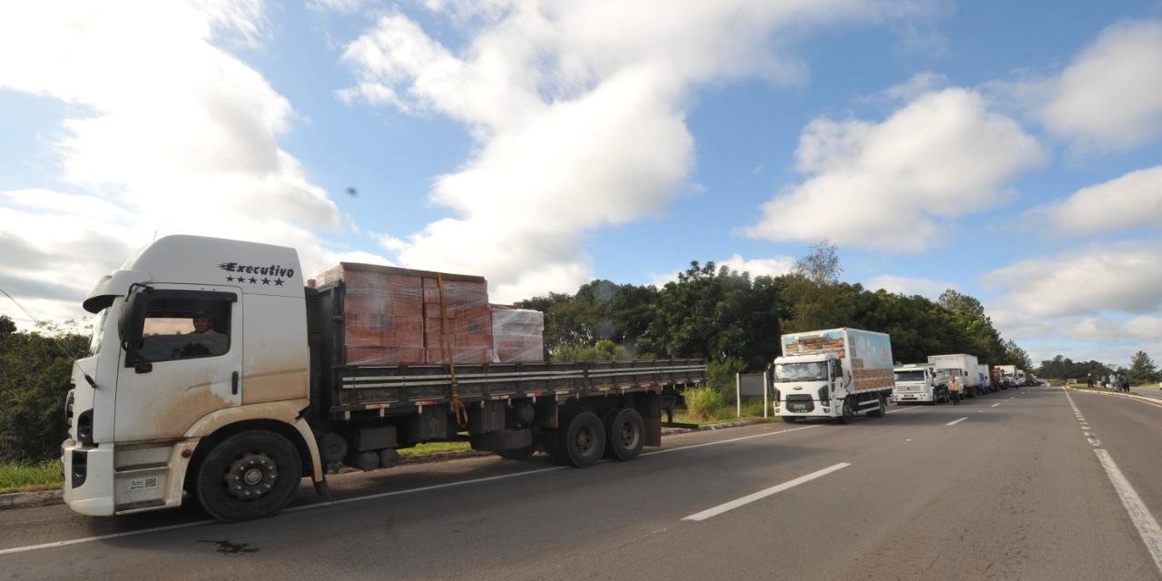 Caminhoneiros do Brasil podem realizar nesta quarta-feira uma greve como forma de protesto contra a suspensão do julgamento sobre a constitucionalidade da tabela de frete pelo Supremo Tribunal Federal que […]