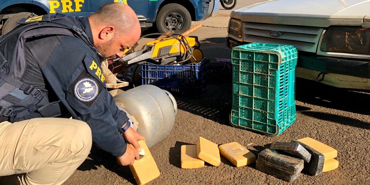 Droga estava escondida no interior de um botijão de gás, localizado no meio da carga de ferramentas e materiais utilizados em construção civil A Polícia Rodoviária Federal (PRF) prendeu na […]