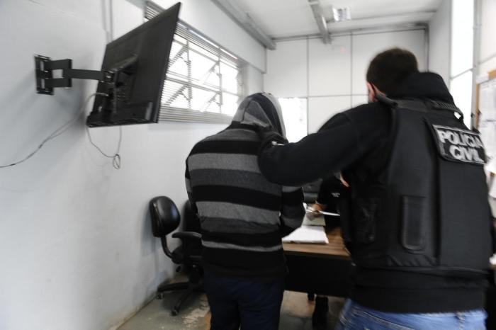 Uma investigação da Polícia Civil sobre o uso de atestados médicos falsos para liberação de presos por causa da pandemia de coronavírus resultou, nesta quinta-feira (16), na prisão do advogado Leandro Horstmann. Ele é […]