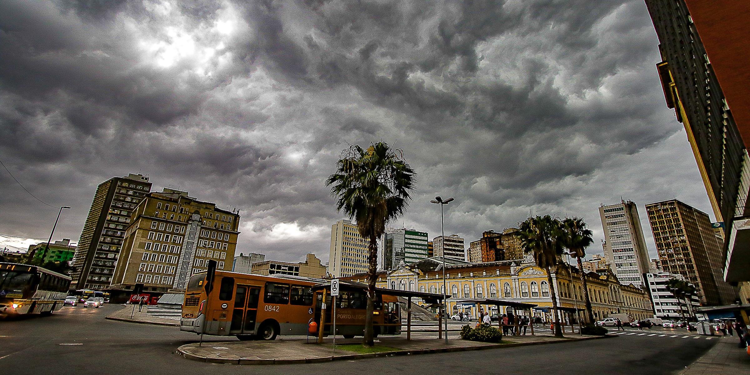 Temporais isolados não estão descartados De acordo com a MetSul Meteorologia, o tempo melhora gradualmente ao longo da tarde e início da noite. Em muitas áreas, a chuva deverá durar […]