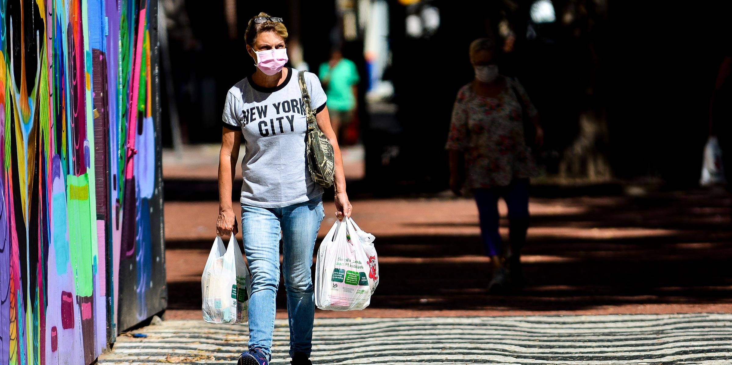 Higienizar as mãos é a melhor medida preventiva, diz infectologista Moedas e cédulas de dinheiro passam de mão em mão pelas ruas e em comércios. Cartões de banco e documentos […]