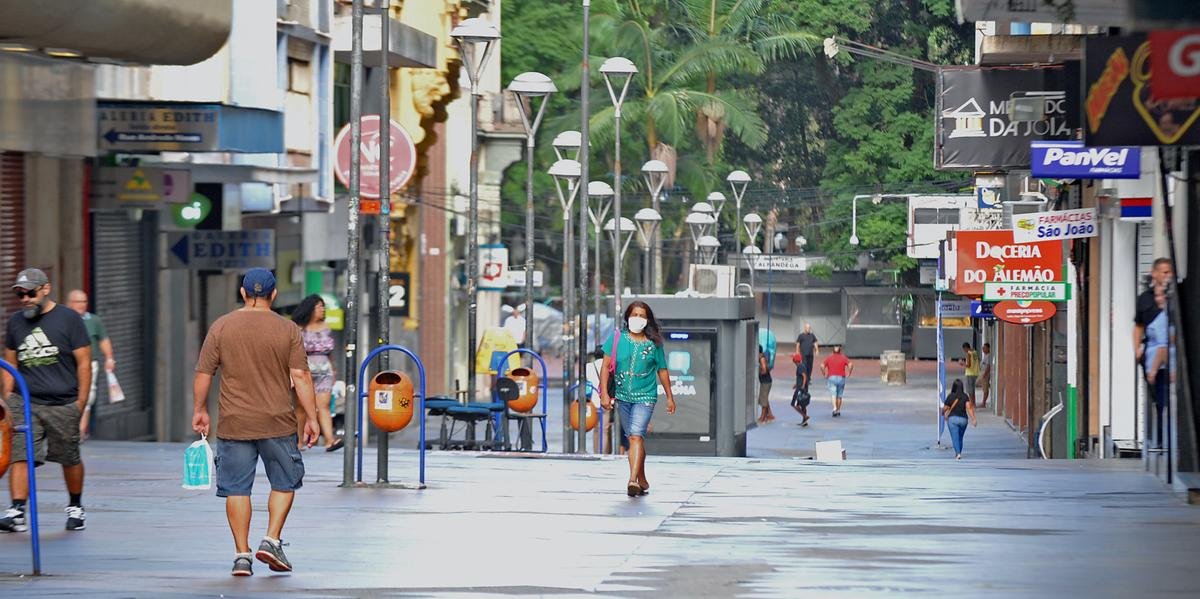 Entidade acredita que usar apenas capacidade hospitalar para cálculo de bandeiras “desconsidera o impacto social e individual” presente na pandemia A Sociedade Riograndense de Infectologia (SRGI) manifestou, nesta terça-feira, preocupação […]