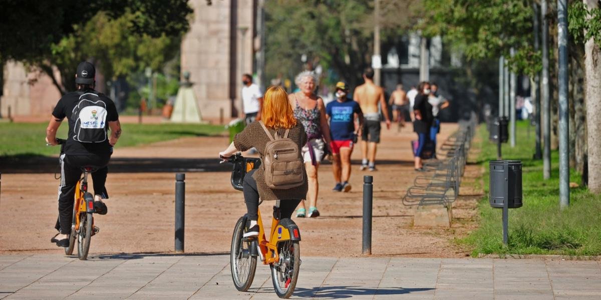 Massa de ar quente atua no Estado e traz dia com médias muito acima desta época do ano Após um sábado atípico de calor no inverno, o sol volta a […]