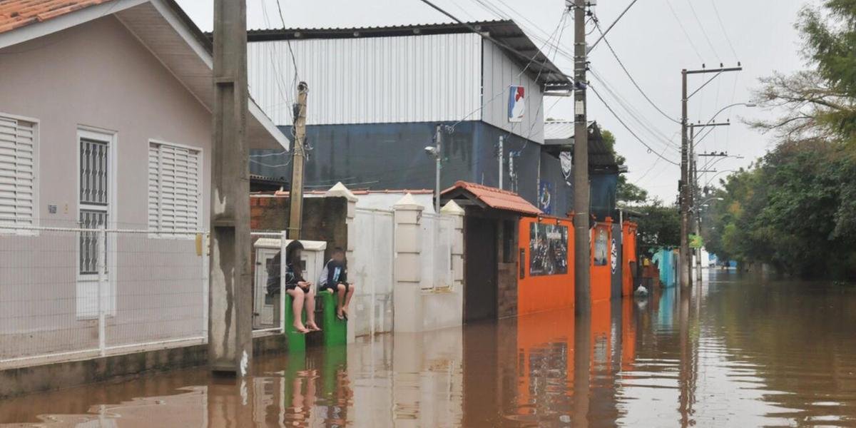 Quatro cidades estão com situação de emergência decretada A Defesa Civil do Rio Grande do Sul atualizou para 7.146 o número de pessoas afetadas pelas cheias no Estado. Em novo […]