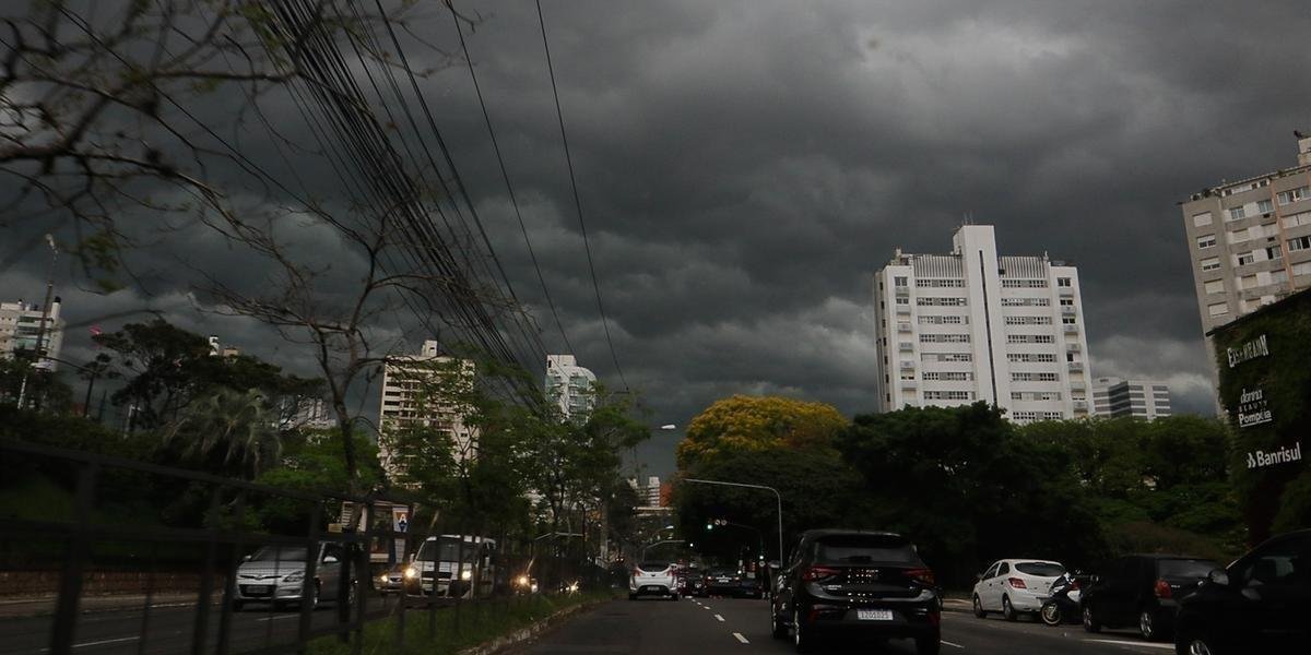 Rajadas de vento podem chegar a 80 km/h em alguns pontos, incluindo Porto Alegre O centro de alta pressão, responsável pelas forte chuvas nesta terça, avança e dá origem a […]