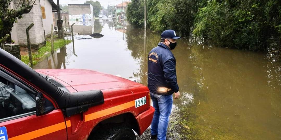 Apesar do alagamento, parte dos moradores permaneceu em suas casa e outros optaram por ir para residências de familiares Mesmo com o nível do Rio dos Sinos próximo dos sete […]