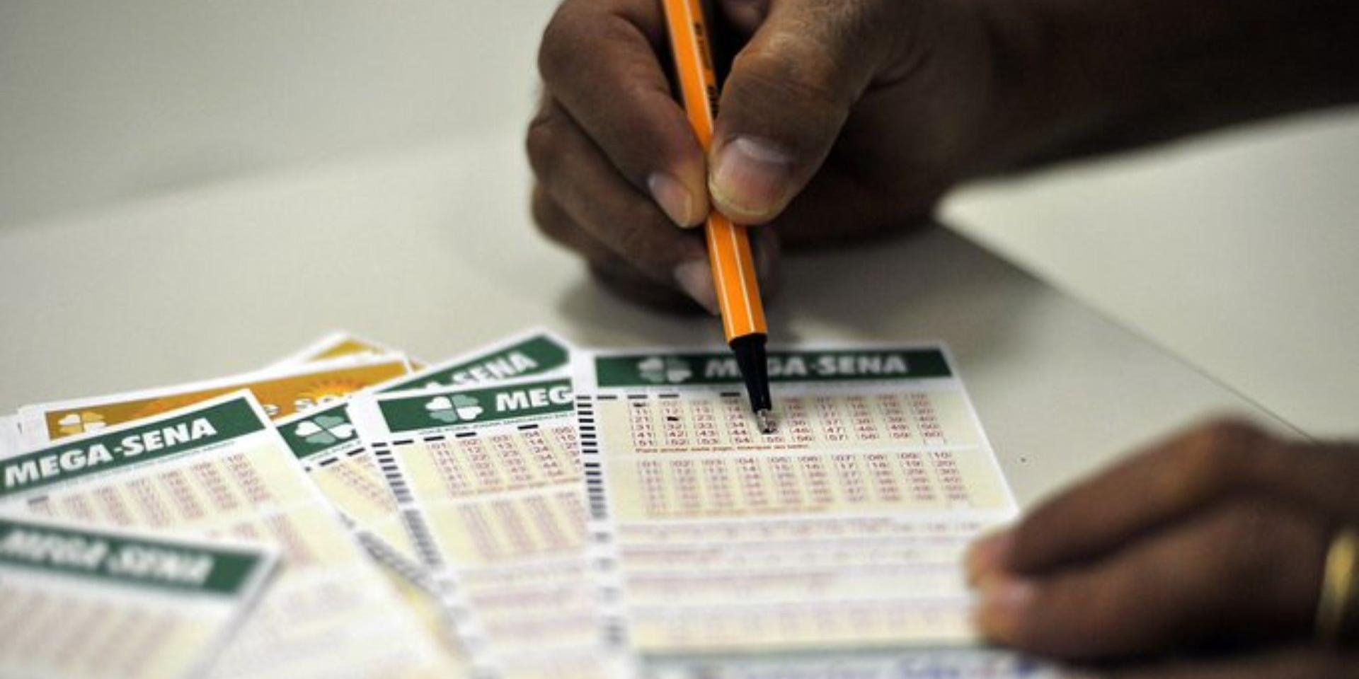 Quina foi marcada por 43 apostas que têm direito a mais de R$ 39 mil A Mega-Sena voltou a acumular nesta quarta-feira (8) após ninguém acertar as seis dezenas reveladas […]