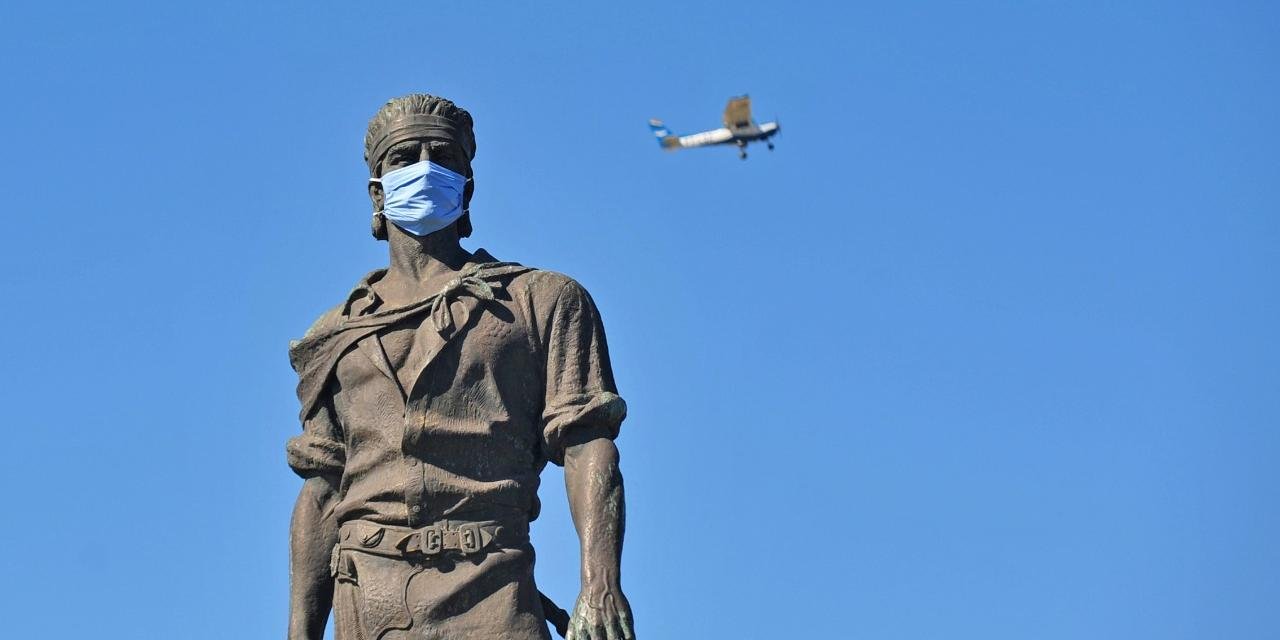 Adereço foi colocado ainda no domingo e permanecerá por 60 dias O Monumento ao Laçador, localizada ao lado da BR 116, na zona Norte de Porto Alegre, ganhou nesse domingo […]