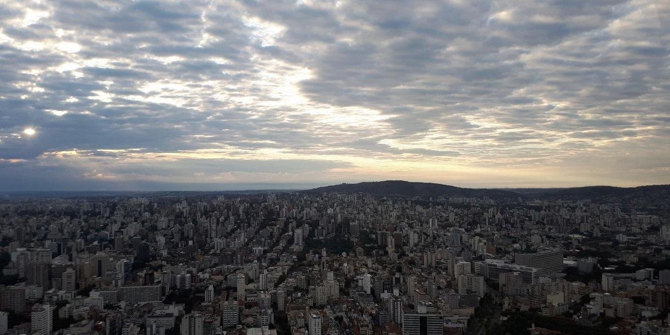 Regiões Norte e Nordeste do Estado podem ter chuva e temperatura fica fria para esta época do ano O sábado será de sol e nuvens no Rio Grande do Sul, […]
