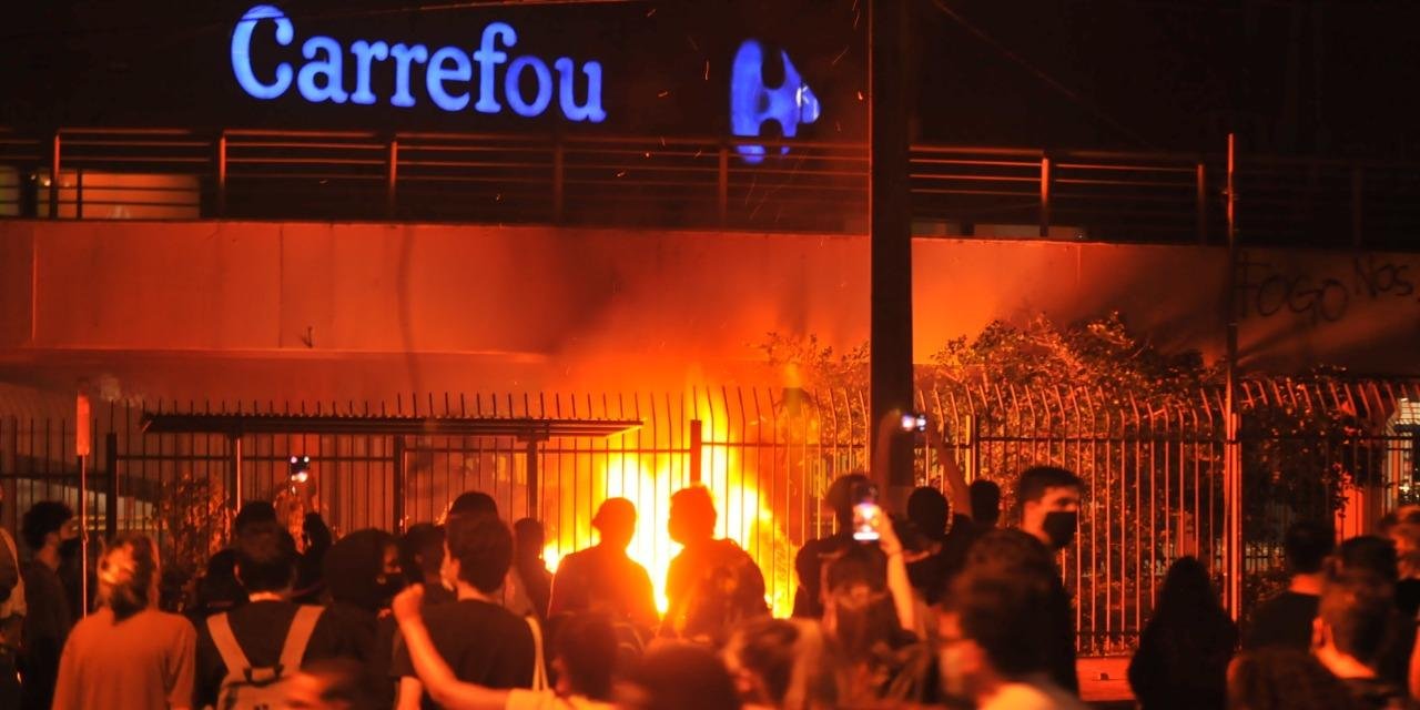 Ato reuniu centenas de pessoas na frente do supermercado nesta sexta-feira O dia dedicado a celebrar a Consciência Negra foi marcado por diversos protestos no Rio Grande do Sul e […]