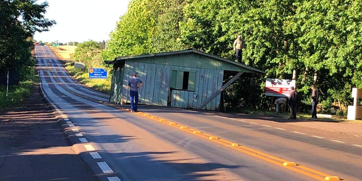 Residência de madeira caiu de cima de caminhão que fazia o transporte Uma residência de madeira apareceu no início da manhã desta sexta-feira no meio da pista da ERS 324, […]