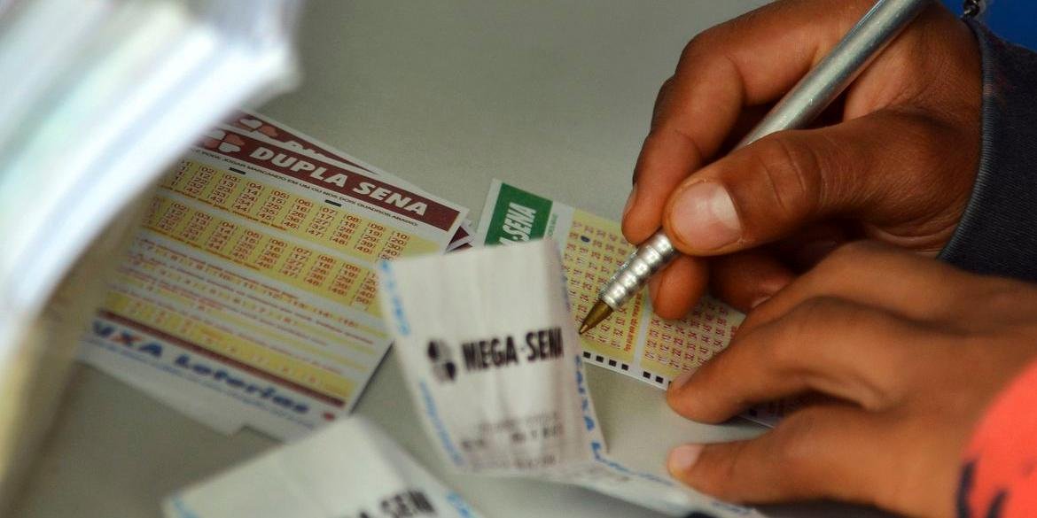 29 bilhetes acertaram a quina e têm o direito de receber R$ 67.337,34 A Mega-Sena acumulou novamente no sorteio desta quarta-feira, após nenhum apostador cravar todas as seis dezenas reveladas […]