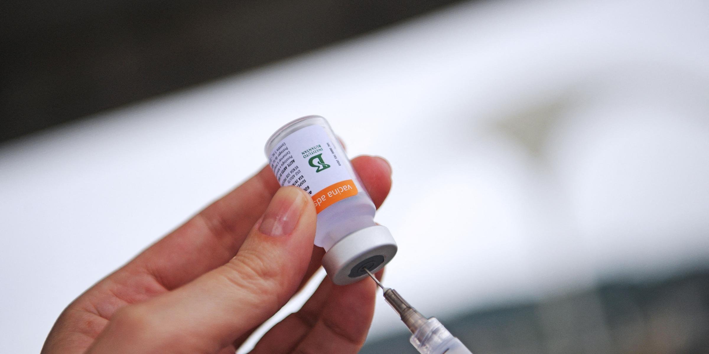 No carregamento, estão 5.600 litros de IFA para a produção de aplicações, que começarão a ser distribuídas em março Um voo com matéria-prima para fabricar mais de 8,7 milhões de […]