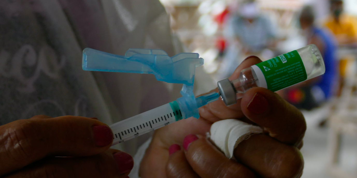 Em parceria com a Oxford/AstraZeneca, a vacina começou a ser fabricada em Bio-Manguinhos (RJ), com insumos importados A Fundação Oswaldo Cruz (Fiocruz) entrega nesta quarta-feira 500 mil doses do primeiro lote […]