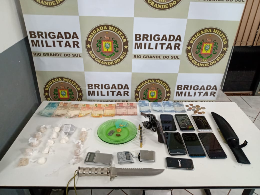 Na noite deste sábado (24/04) a Brigada Militar de São Luiz Gonzaga, durante patrulhamento, visualizou uma motocicleta chegando em um local conhecido como ponto de tráfico de drogas, e um […]