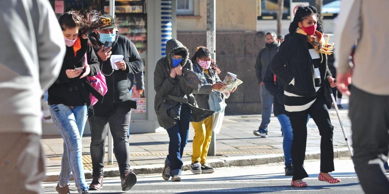 Mesmo com sol à tarde, Porto Alegre não deve registrar mais de 15°C nesta quarta-feira A massa de ar frio que começou a ingressar cobre o Estado nesta quarta-feira e […]