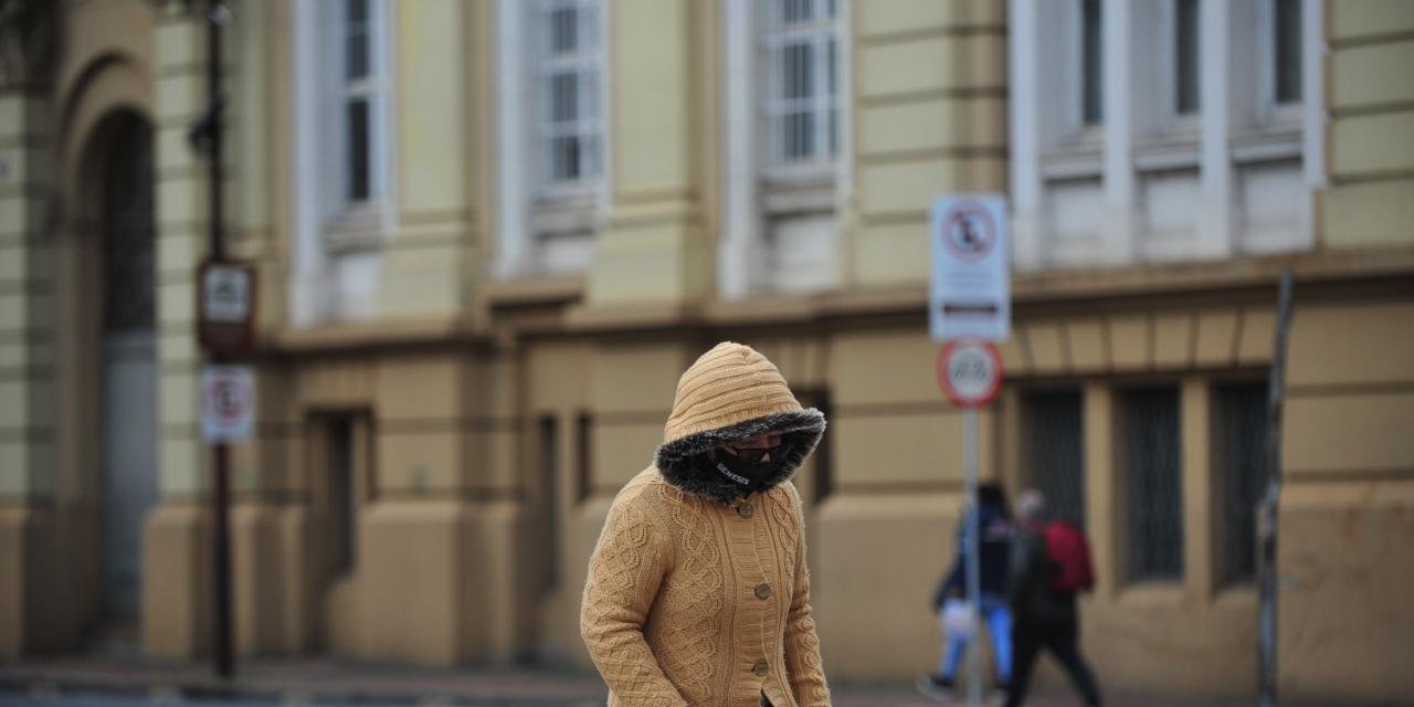 Geada ainda aparece na maior parte do Estado ao amanhecer A massa de ar polar começa a perder força mas, ainda assim, o sábado começa com frio muito intenso, especialmente […]