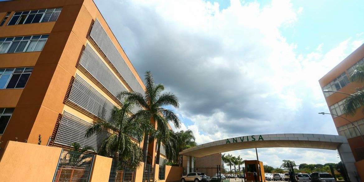 Estudos começaram após surgimento de nova variante A Agência Nacional de Vigilância Sanitária (Anvisa) afirmou em comunicado nesta sexta-feira que ainda não há evidências suficientes para uma recomendação do uso […]