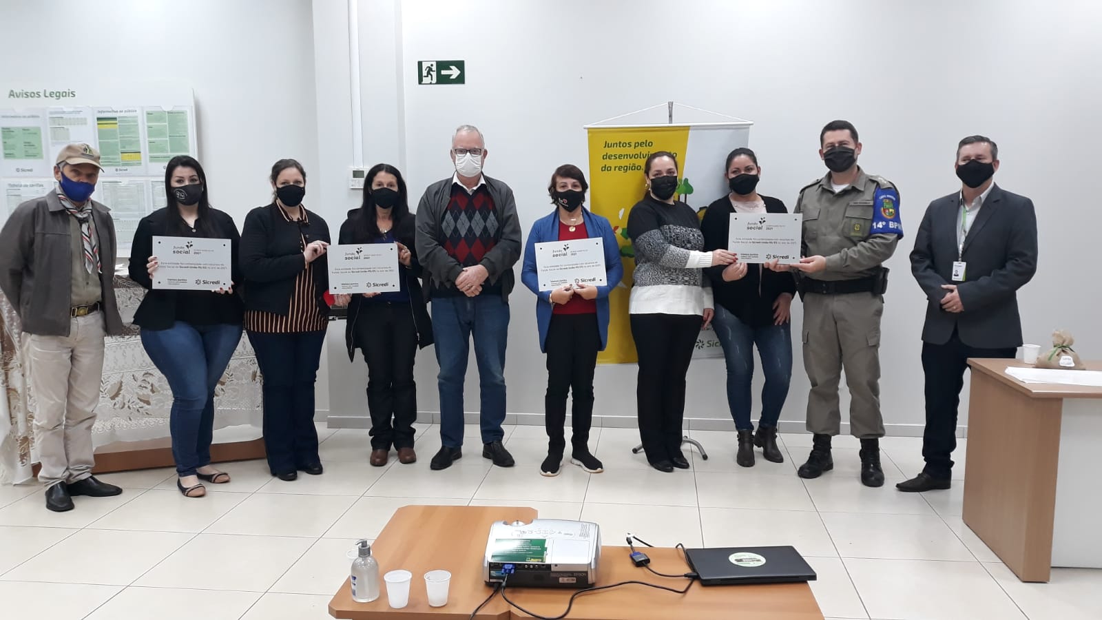 Na manhã desta terça-feira (24/08), foi realizada a entrega das placas às entidades contempladas no Fundo Social no município de Bossoroca. O gerente Fernando Britzke da Agência Sicredi União de […]