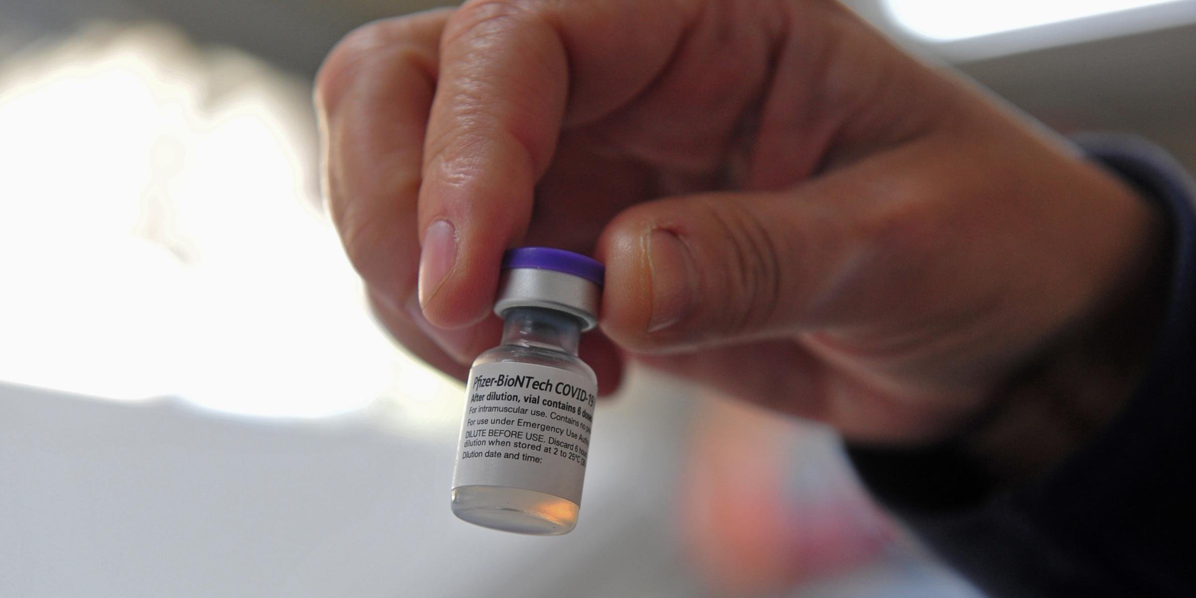 Empresa deve fornecer 200 milhões de doses até o fim do ano A Pfizer anunciou, nesta quarta-feira, a previsão de chegada de oito voos ao Brasil com 8.464.950 doses até […]