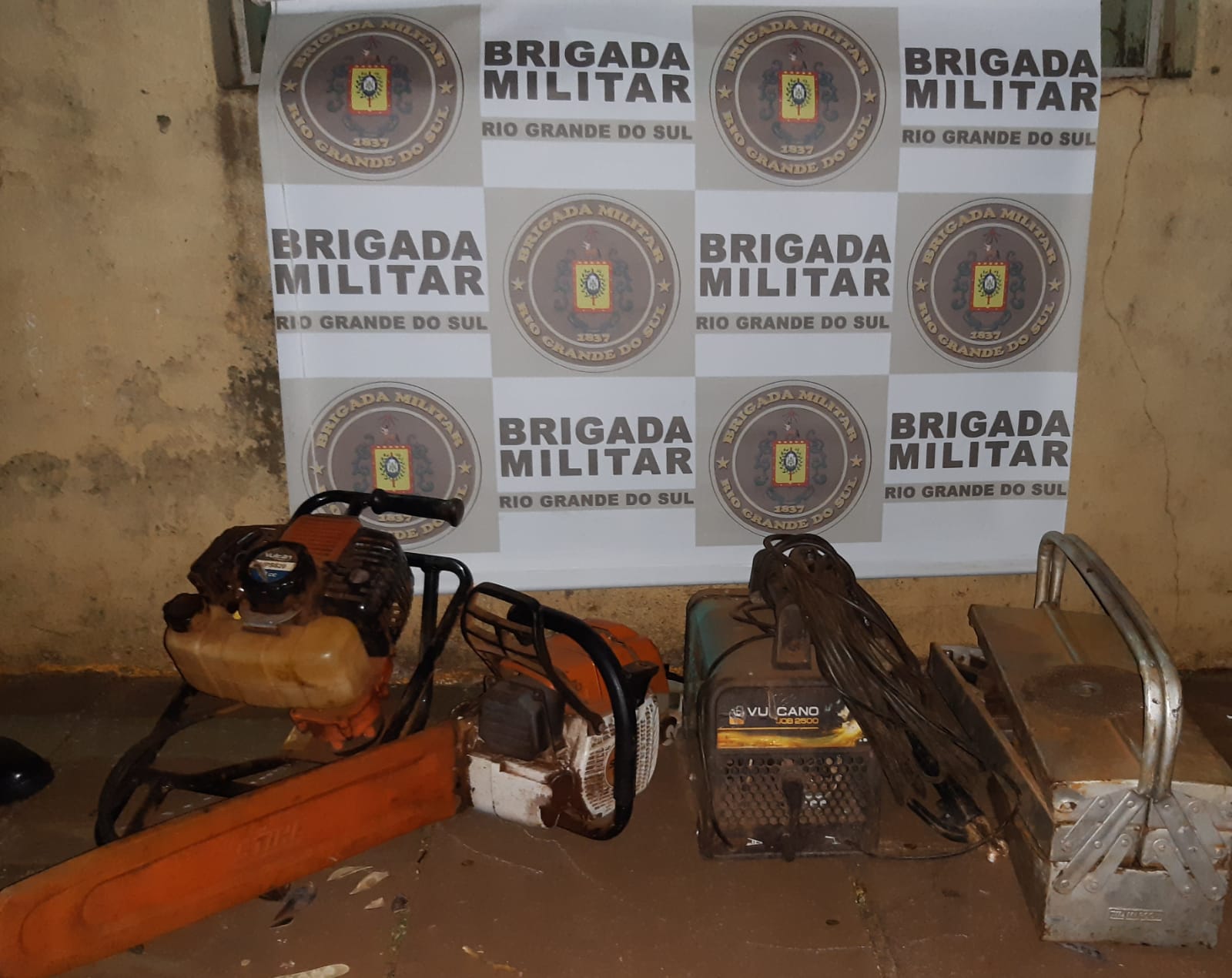 Na manhã de sábado (25/09), por volta da 01h10min a Brigada Militar de Bossoroca foi informada através do telefone 190 pela vítima, a qual não se encontrava em sua propriedade, […]