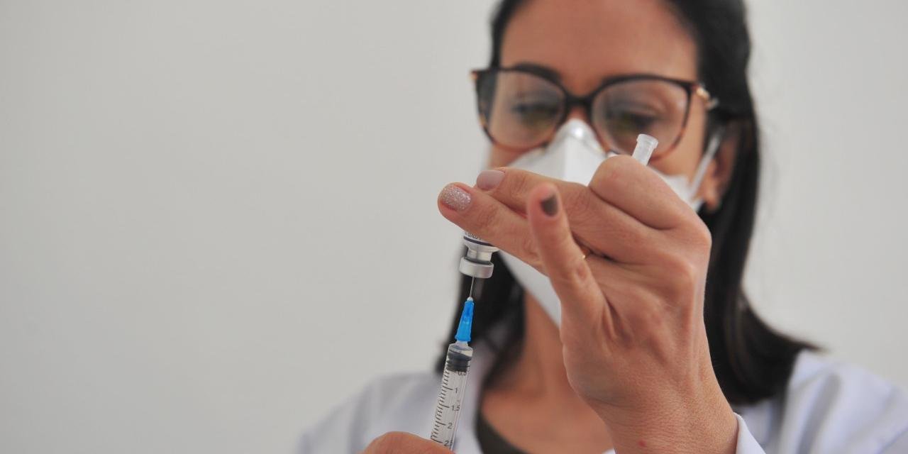 O anúncio foi feito pelo ministro da Saúde, Marcelo Queiroga. A recomendação é que se utilize a Pfizer para a dose reforço O ministro da Saúde, Marcelo Queiroga, anunciou, nesta […]