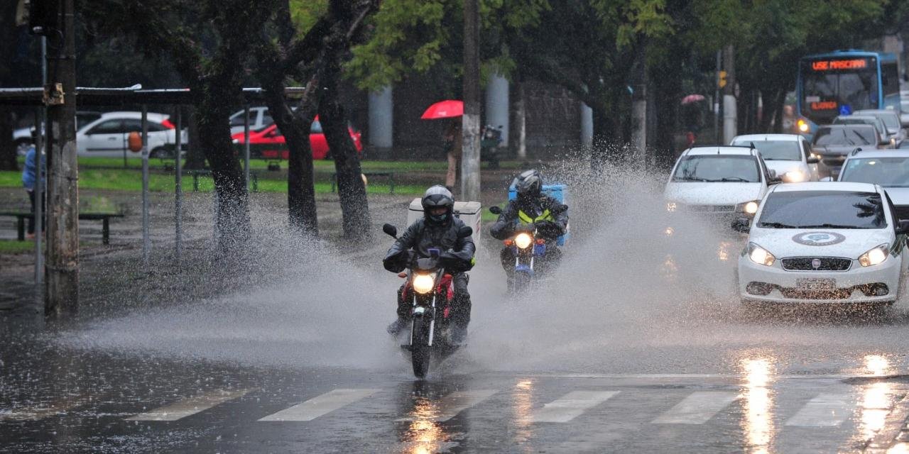 Frente quente começa a trazer mau tempo na segunda e condições de deterioram na terça O ingresso do ar tropical quente já traz pancadas de chuva isoladas na primeira metade […]