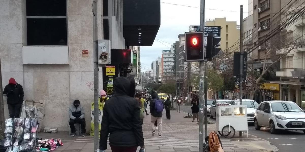 Algumas regiões ainda devem ter chuva Uma massa de ar frio que passa a atuar no Rio Grande do Sul derruba as temperaturas neste sábado. Os termômetros ficarão abaixo da […]