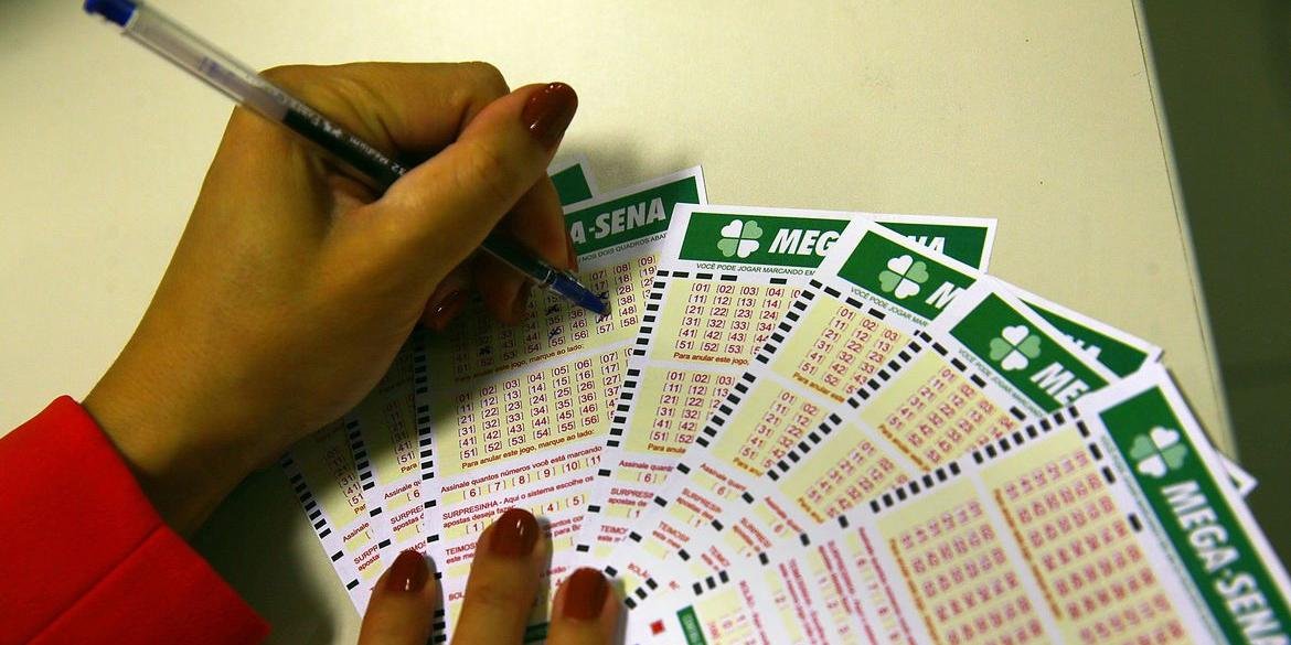 Próximo sorteio será no sábado Nenhuma aposta acertou as seis dezenas do concurso 2.421 da Mega-Sena. O sorteio foi realizado na noite dessa quinta-feira (21) no Espaço Loterias Caixa, localizado […]