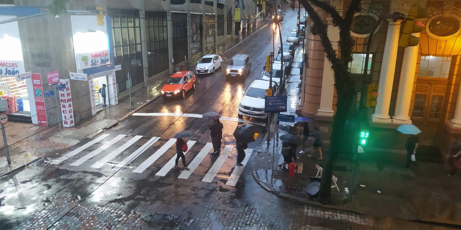 Apesar de alguns momentos de abertura, pancadas seguem no fim de semana O sol até aparece entre nuvens em parte do Rio Grande do Sul, mas a chuva não dá […]