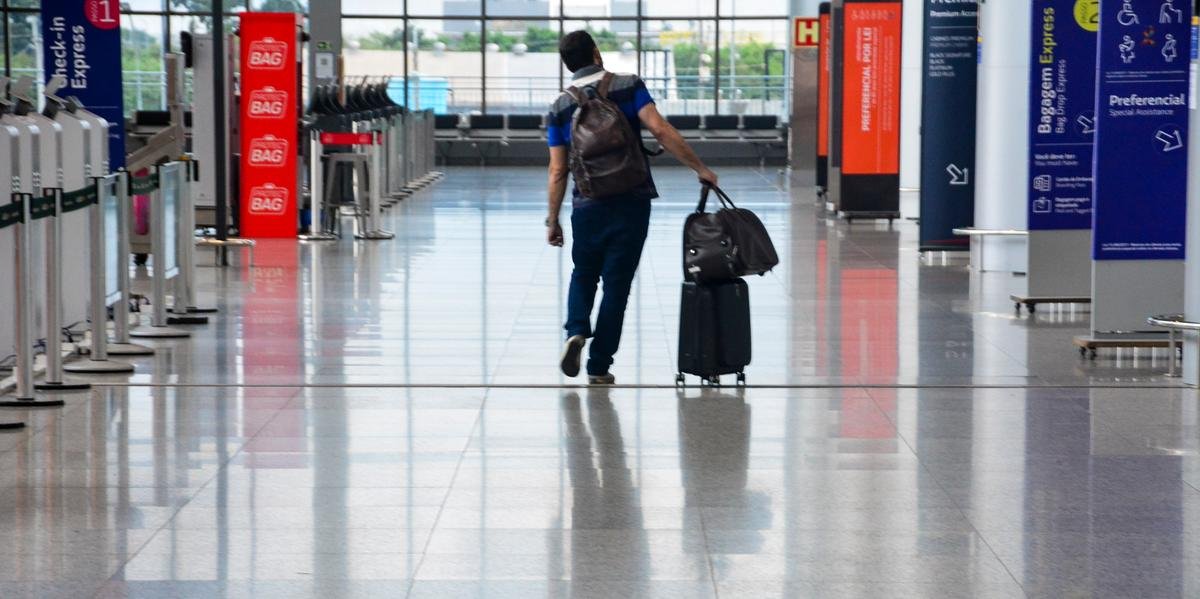 Regra vale para estrangeiros e brasileiros que chegarem ao país por via aérea. Quem não tiver completado esquema vacinal, terá de cumprir quarentena de cinco dias O governo federal vai […]