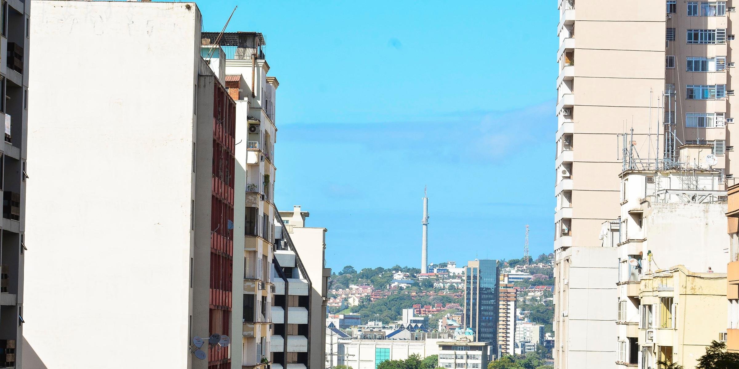 Em Porto Alegre, algumas pancadas de chuva podem acontecer no período da tarde O tempo nesta sexta-feira em Porto Alegre seguirá com o predomínio do sol entre nuvens. Serão amplos […]