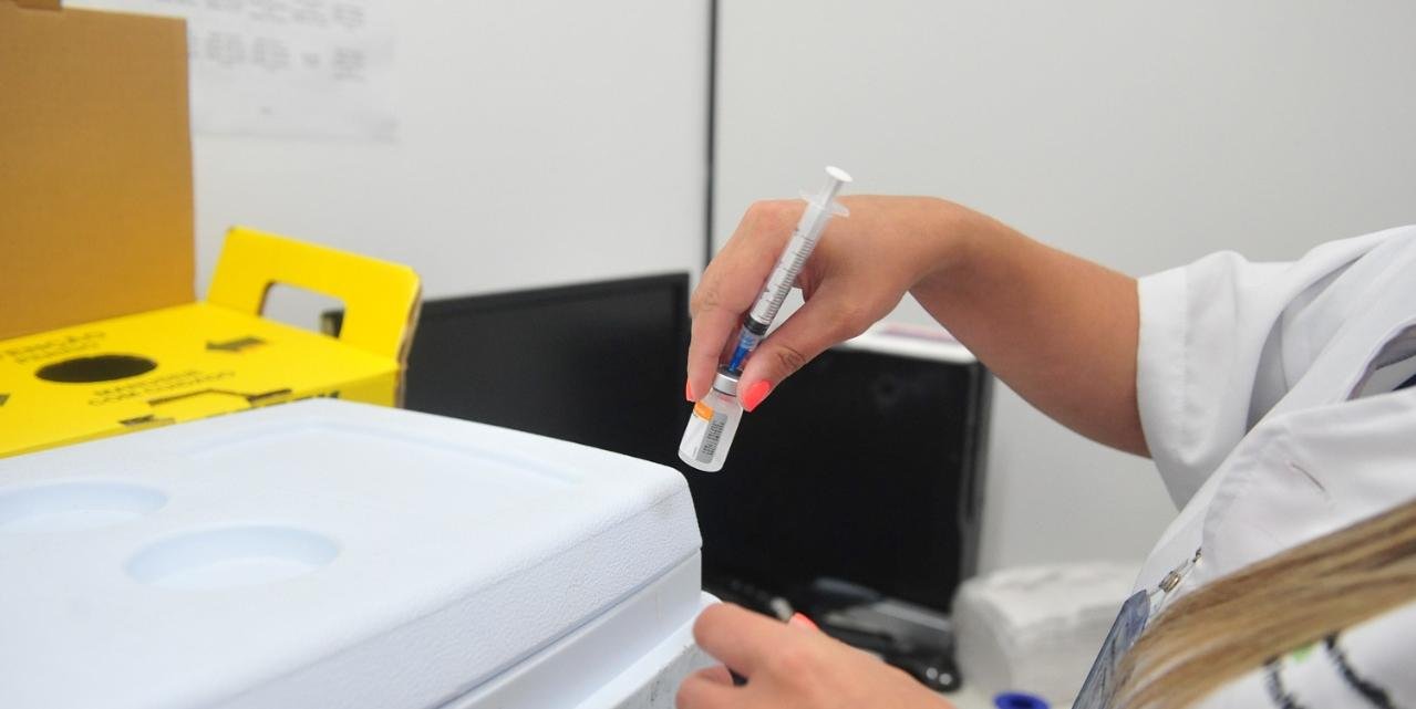 Faixa etária corresponde a pessoas de 50 anos ou mais No Reino Unido, três injeções de vacina reduziram o risco de morte por Covid-19 em 95% naqueles com 50 anos […]