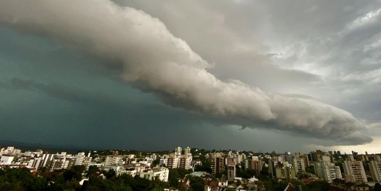 Ventos podem chegar até 90 km/h e alguns pontos devem registrar granizo A Defesa Civil do Estado emitiu na tarde desta terça-feira uma alerta para a possibilidade de chuva forte […]